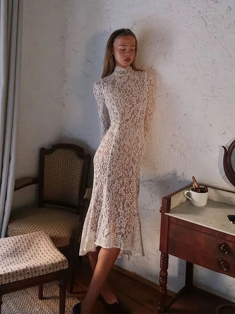 Robe midi élégante en dentelle blanche pour femme, col roulé, manches longues, froncée, moulante, pour soirée, cocktail, hiver, automne