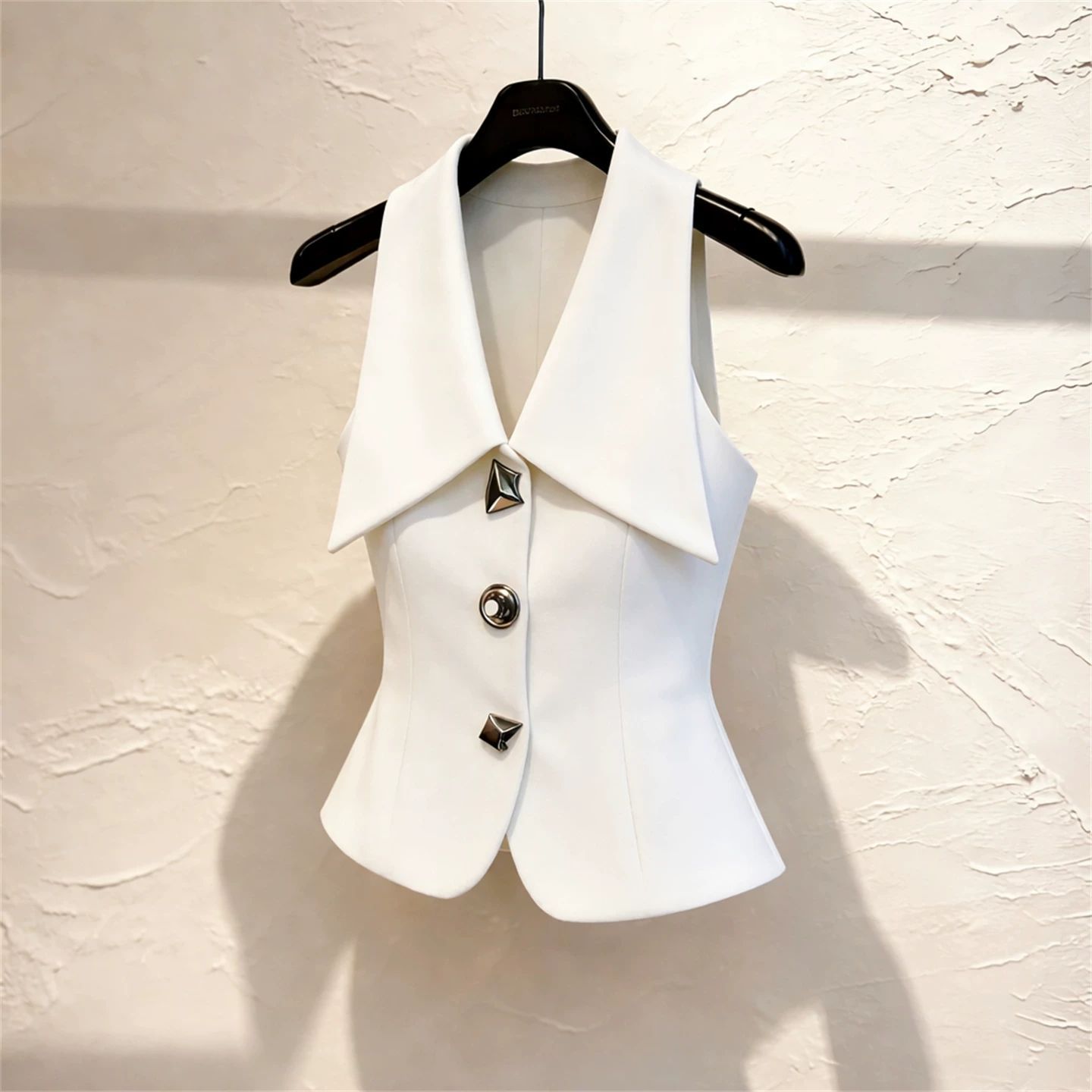 Vêtement féminin : Gilet d'été 2026 sans manches à simple boutonnage, style français, polyvalent