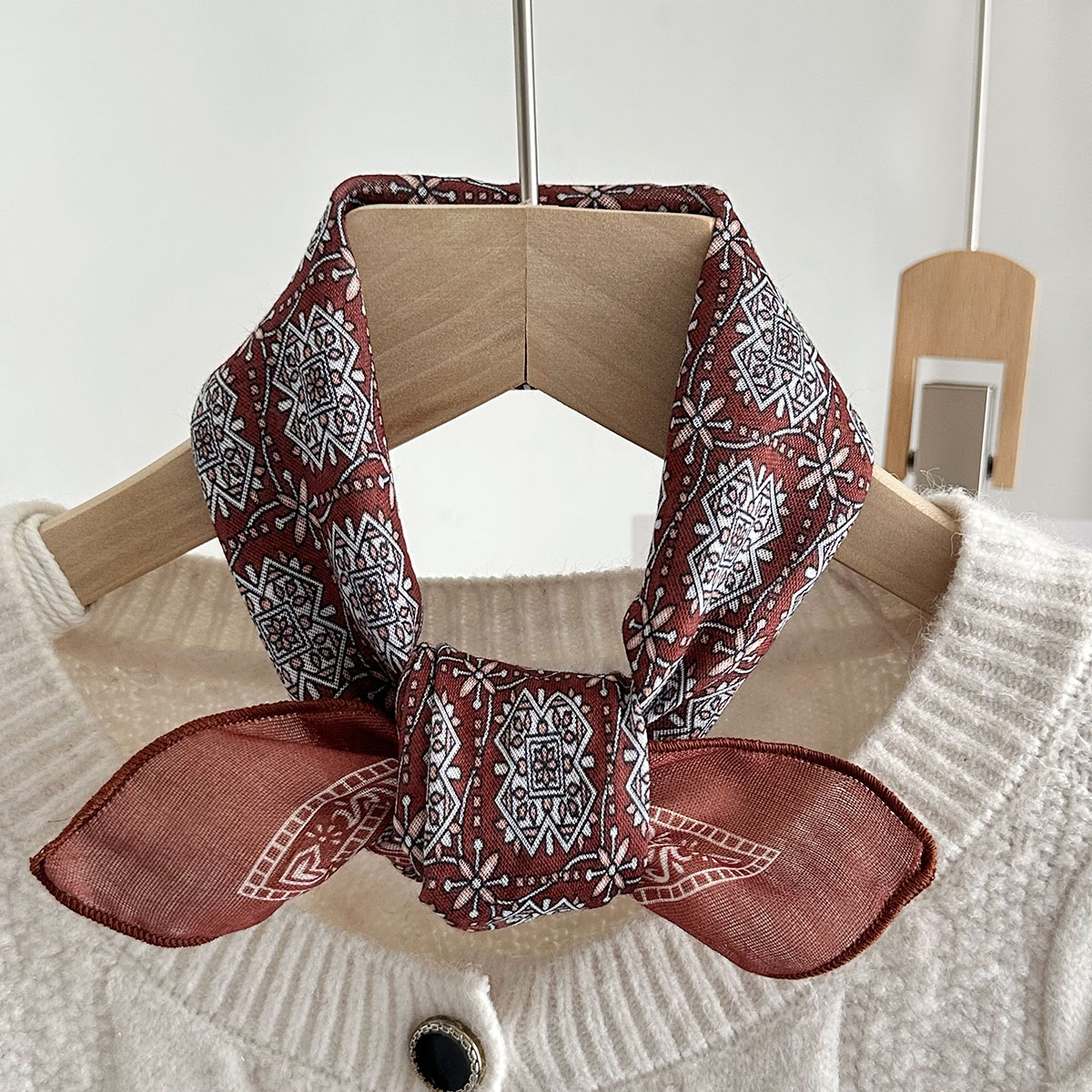 Printemps et été Floral à pois doux petite écharpe carrée pour les femmes mince respirant décoratif petite écharpe multi-fonctionnelle cheveux attachant écharpe