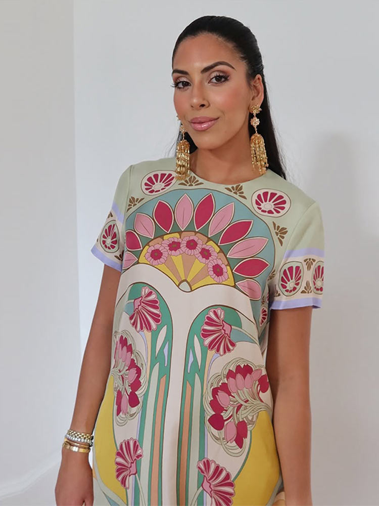 Robe longue pour femme à imprimé floral artistique et ourlet à plumes, manches courtes, col rond, coupe ample, mode été 2026, élégante tenue pour femme