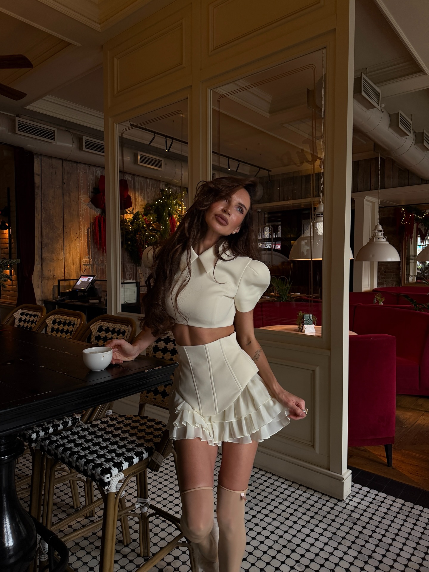 Tenue 2 pièces blanche tendance pour femmes, haut court à manches bouffantes et jupe trapèze à volants, robe moulante Sexy, fête en Club, rendez-vous, Look de nuit