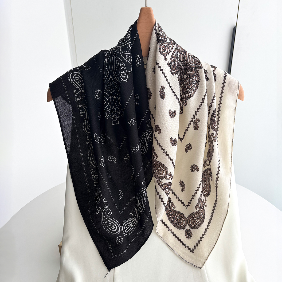Foulard carré de luxe 70x70cm pour femmes, châle imprimé Paisley, chaînes, foulard élégant, Bandanas, Hijab, écharpe de tache douce