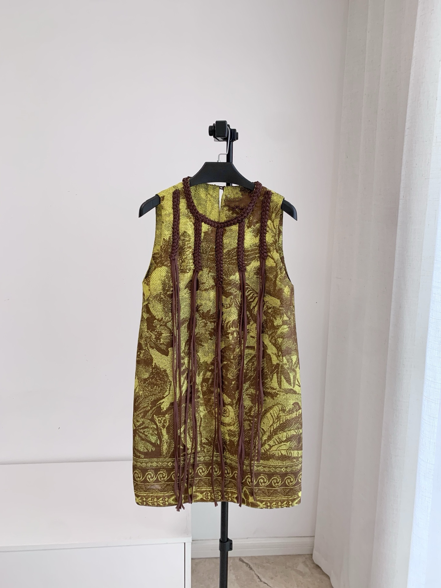 Robe courte en soie et lin, sans manches, à col rond, ornée de rubans tissés et d’un motif imprimé.