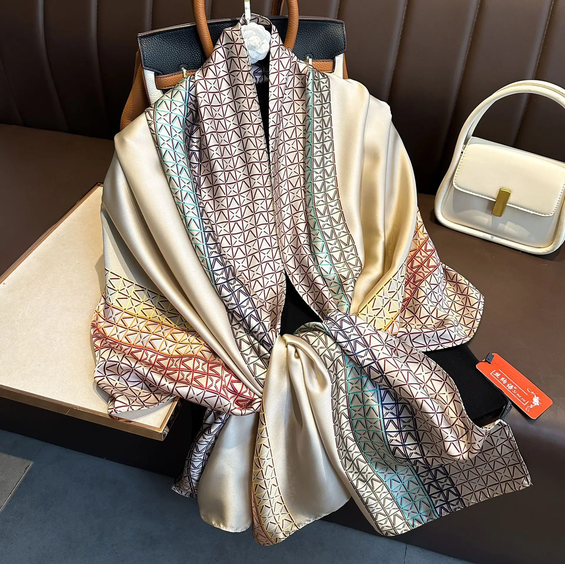 Marque de luxe femmes longues foulards en soie châle dame enveloppement doux femme Europe concepteur plage Bandanna Foulard silencieux paréo 180*90 cm
