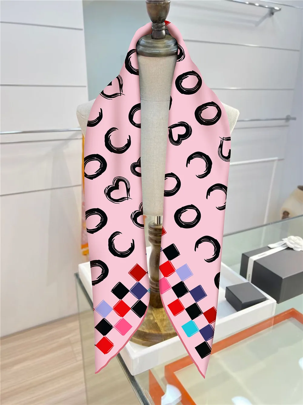 Nouvelle couleur assortie Plaid amour petit C femmes sergé soie crème solaire châle grand foulard carré foulard en gros