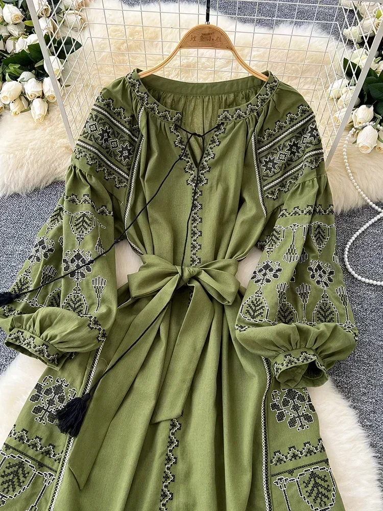 Robe longue de Style ethnique rétro bohème pour femmes, printemps-automne, brodée à lacets, manches lanternes, cintrée à la taille, A155