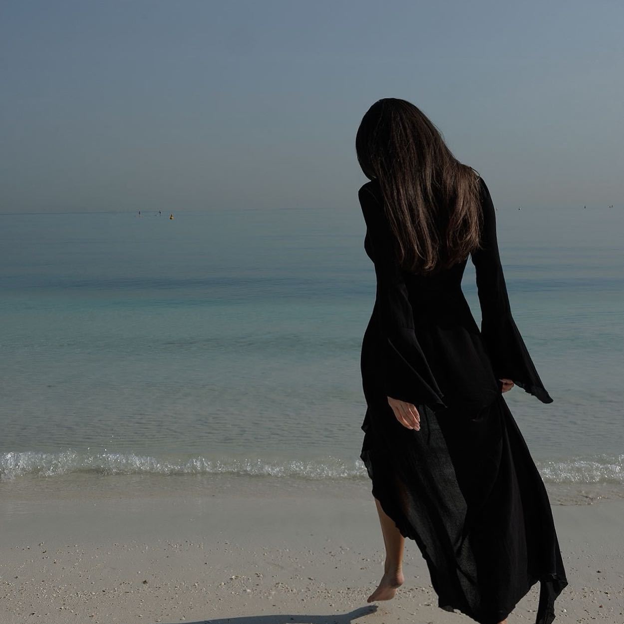 Robe de plage en mousseline de soie, manches longues, protection solaire, vêtements de plage pour femmes, Sexy, col en V, à volants, noir et blanc, nouvelle tunique