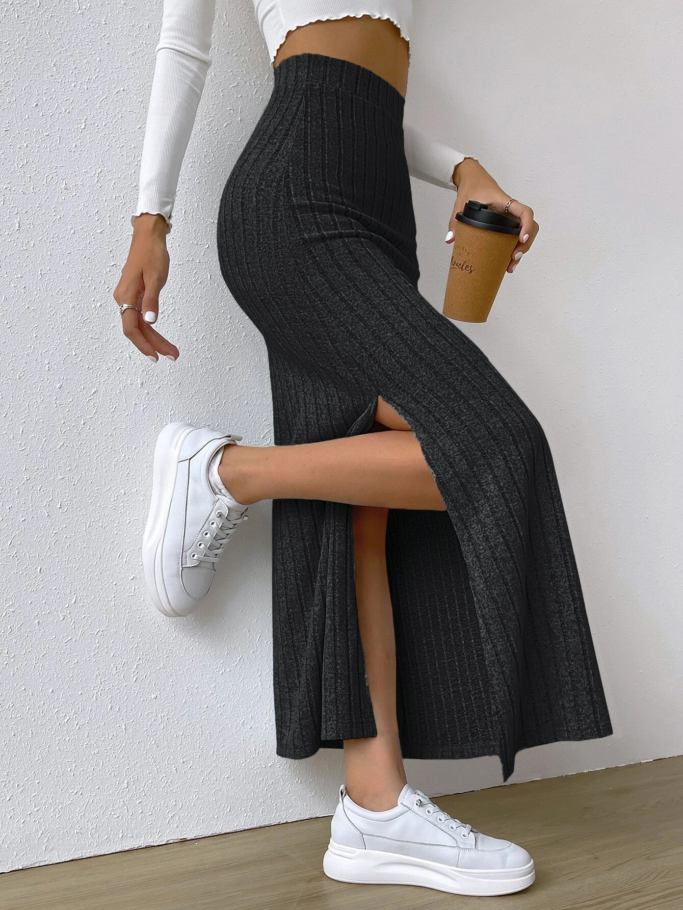 Nouvelle collection Printemps/Été 2026 : Mini-jupe en tricot ajustée, taille haute, fendue sur le côté, pour femme.