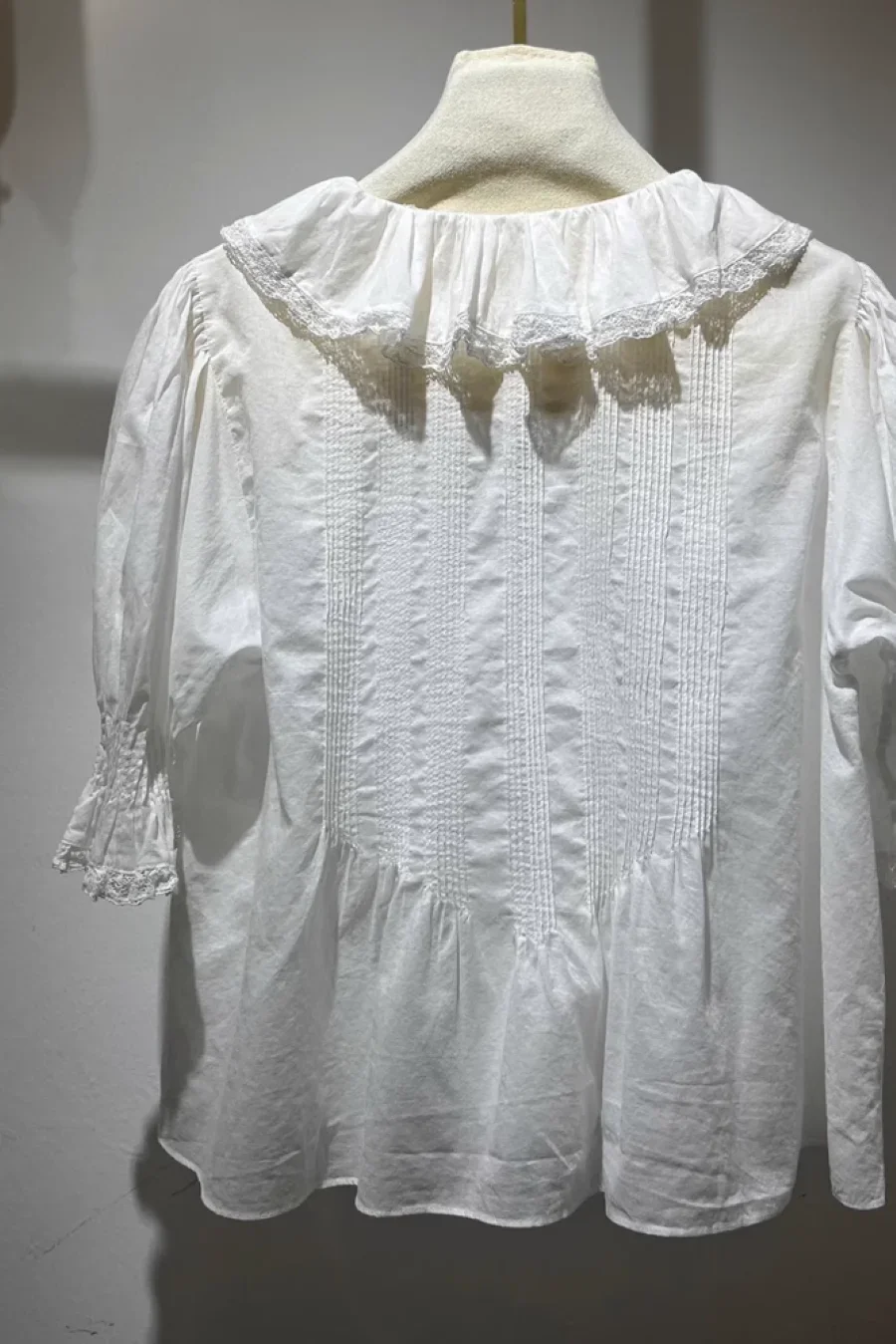 Chemisier décontracté pour femme en dentelle patchwork 100% coton, à volants, col en V, manches bouffantes, simple boutonnage, style campagne française, pour l'été