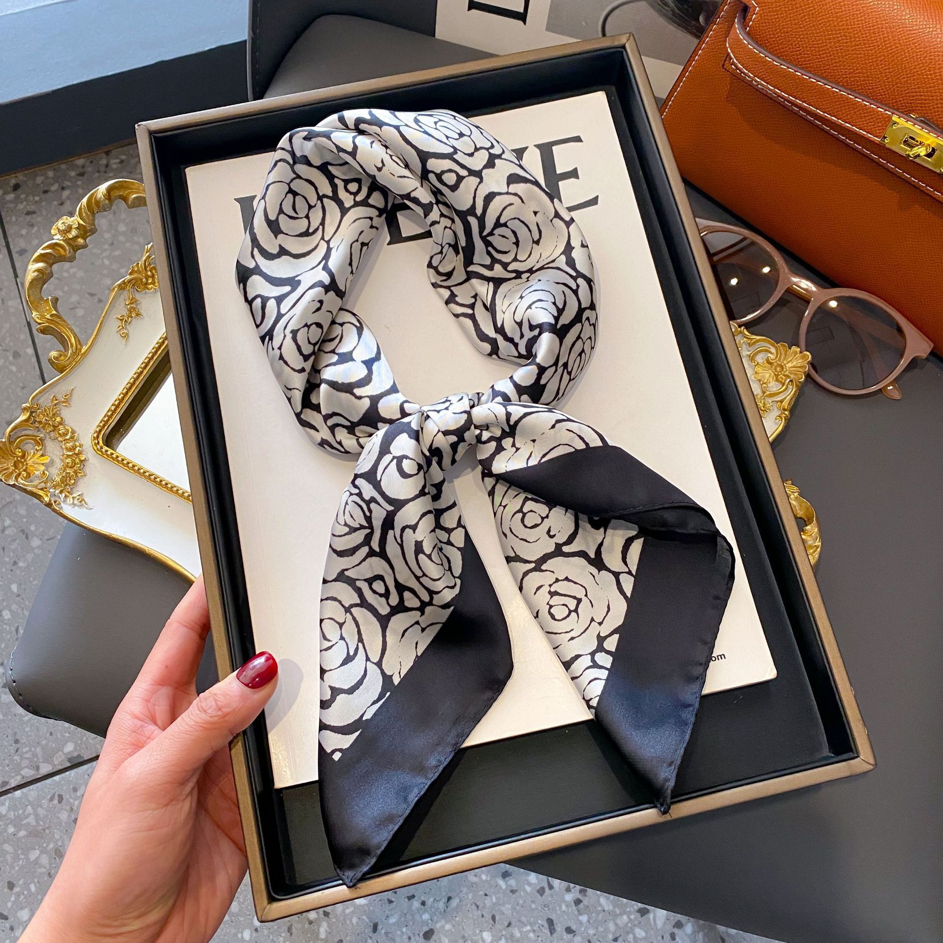 Nouveau Foulard Carré de Luxe en Satin de 70 cm pour Femme, Foulard Effet Soie, Foulard de Mode pour Anses de Sac, Accessoires pour Cheveux et Cou