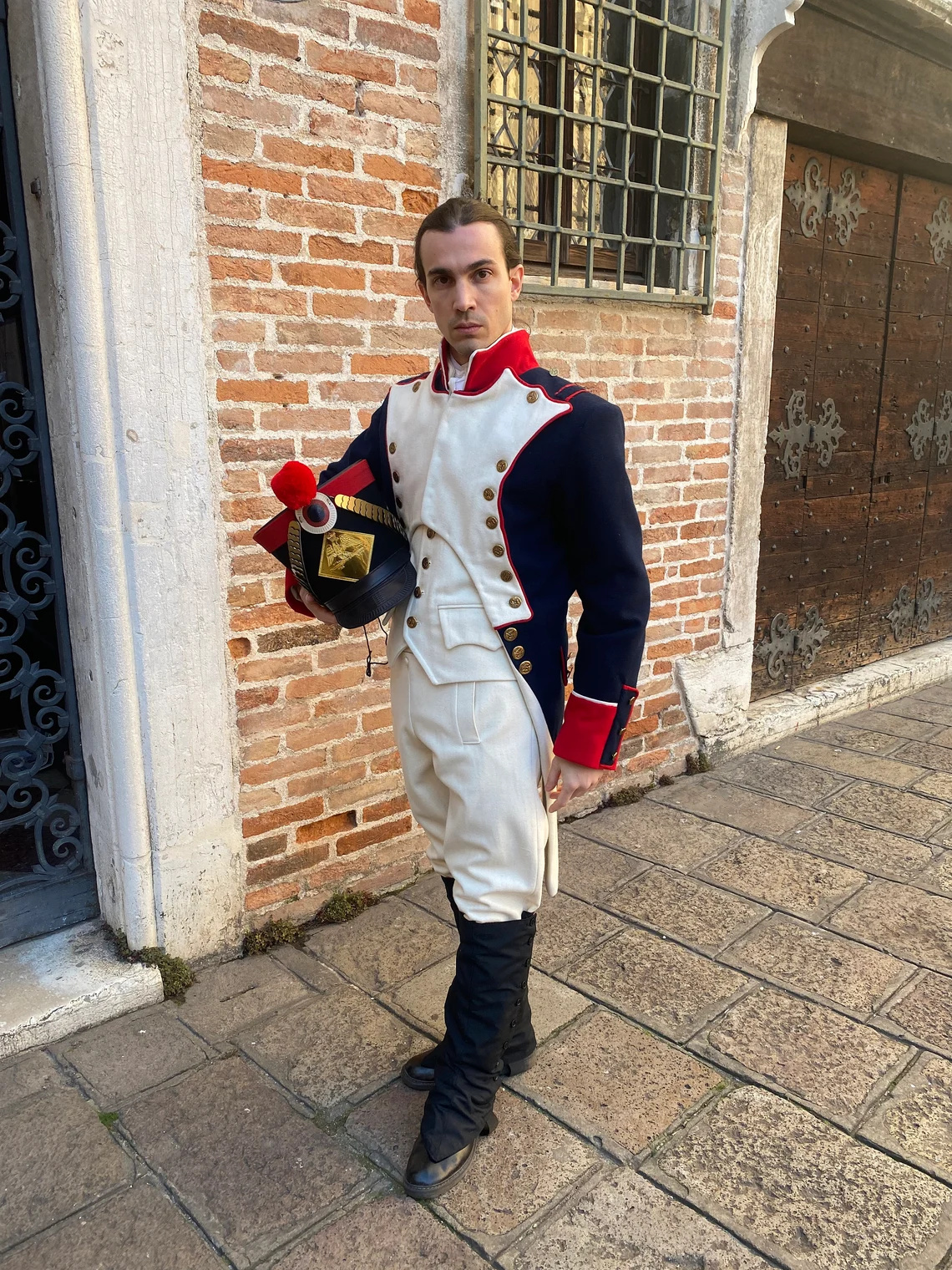 Costume de tailleur sur mesure d'officier militaire de l'ère napoléonienne, tenue d'officier militaire de la Révolution française du 18e siècle