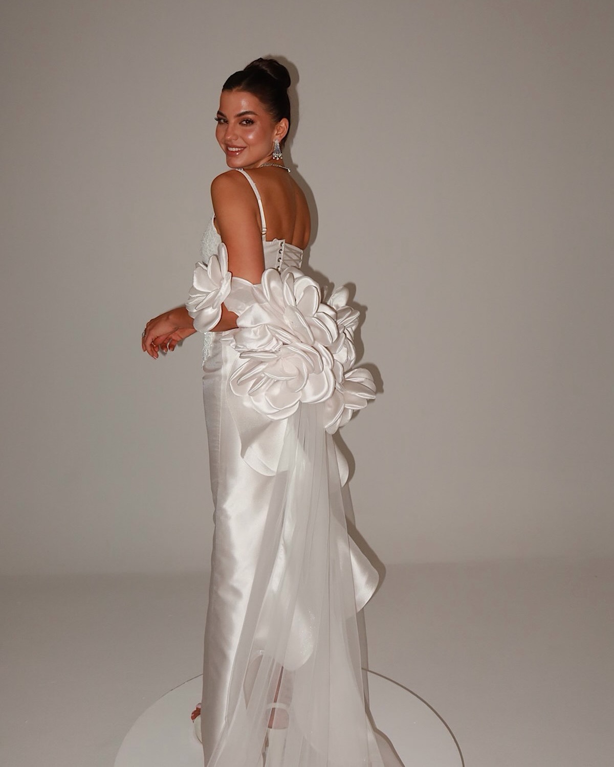 Cape de mariée de luxe en satin à fleurs 3D, châle long en mousseline transparente avec traîne, boléro blanc orné de cristaux pour la mariée