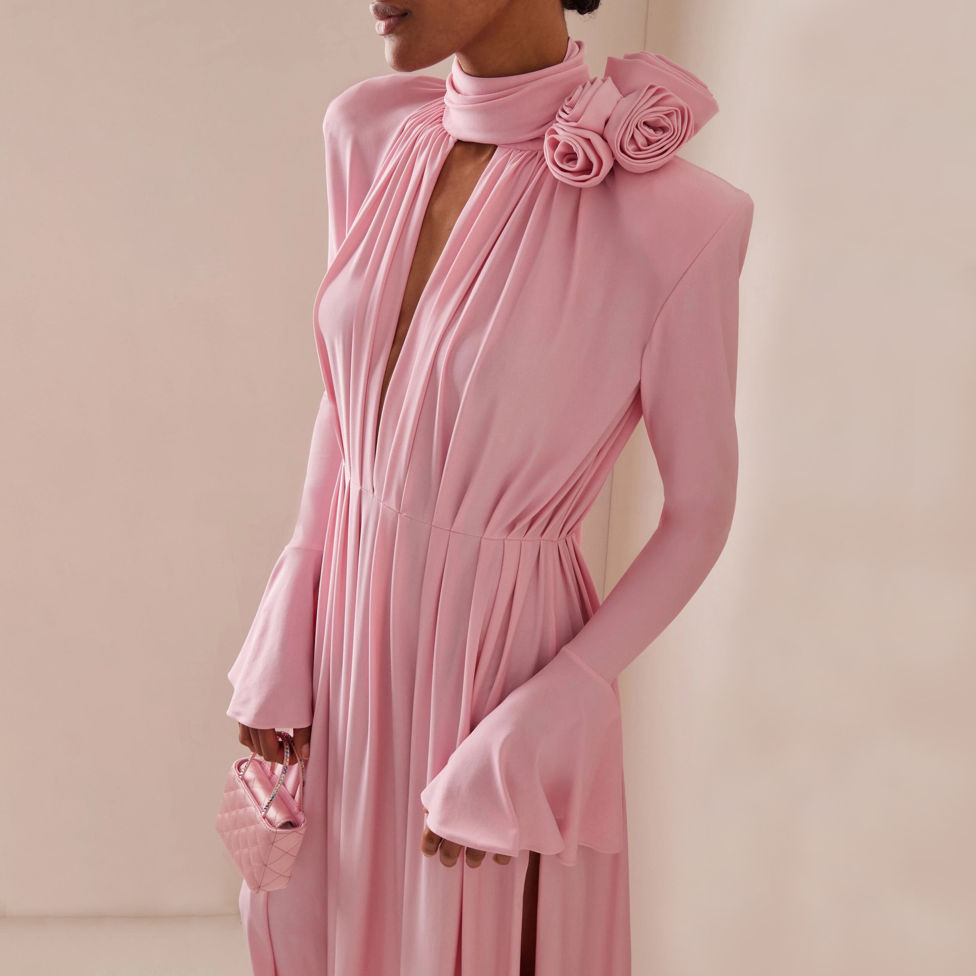 Robe longue rétro haut de gamme pour femme, avec décolleté en V profond ajouré, plissée et ornée de fleurs en relief.