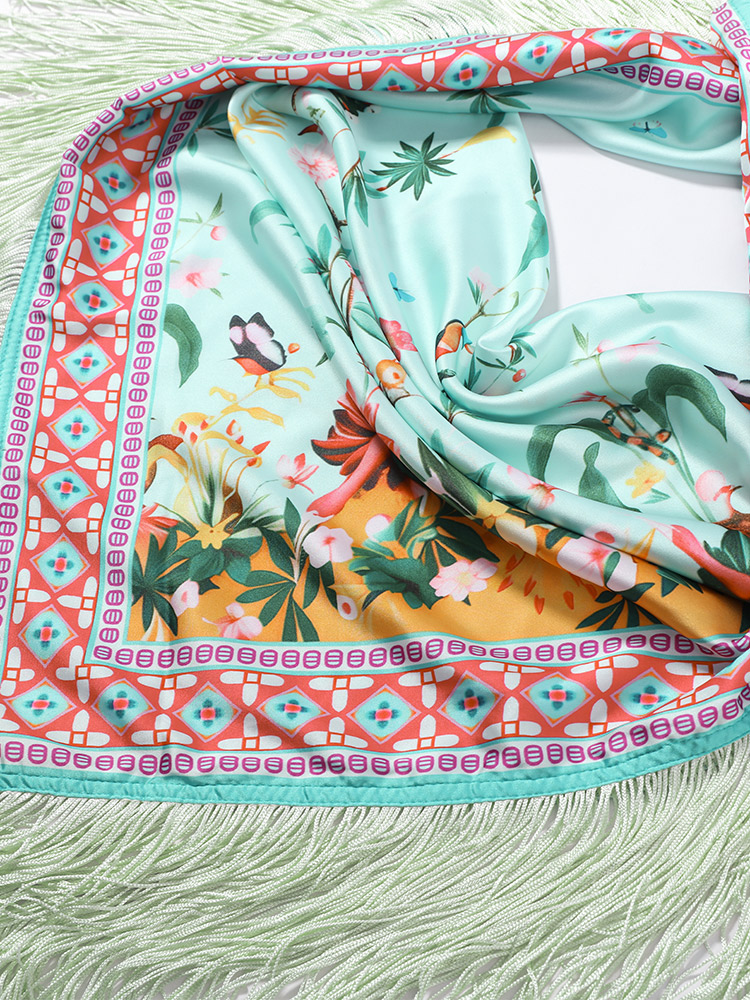 Foulard carré vintage en satin pour femme avec pompons, imprimé, collection Printemps-Été 2026, accessoire de mode féminin pour les vacances