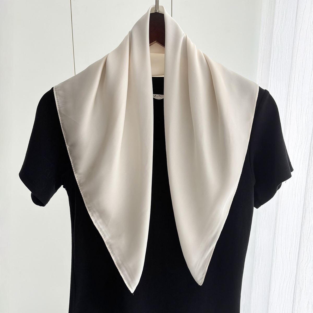 Petit foulard carré en Satin doux de 70cm, imprimé géométrique, Protection du cou, écharpe chauffe-cou polyvalente à la mode
