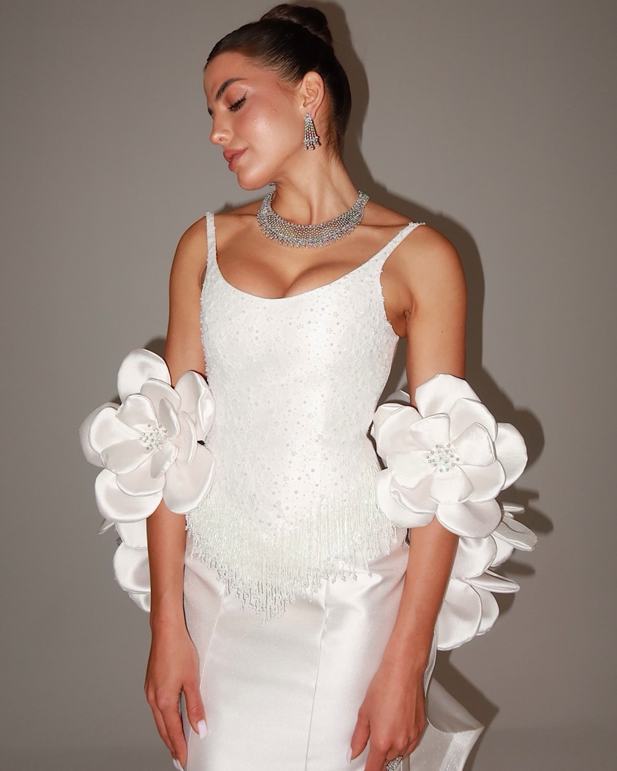 Cape de mariée de luxe en satin à fleurs 3D, châle long en mousseline transparente avec traîne, boléro blanc orné de cristaux pour la mariée