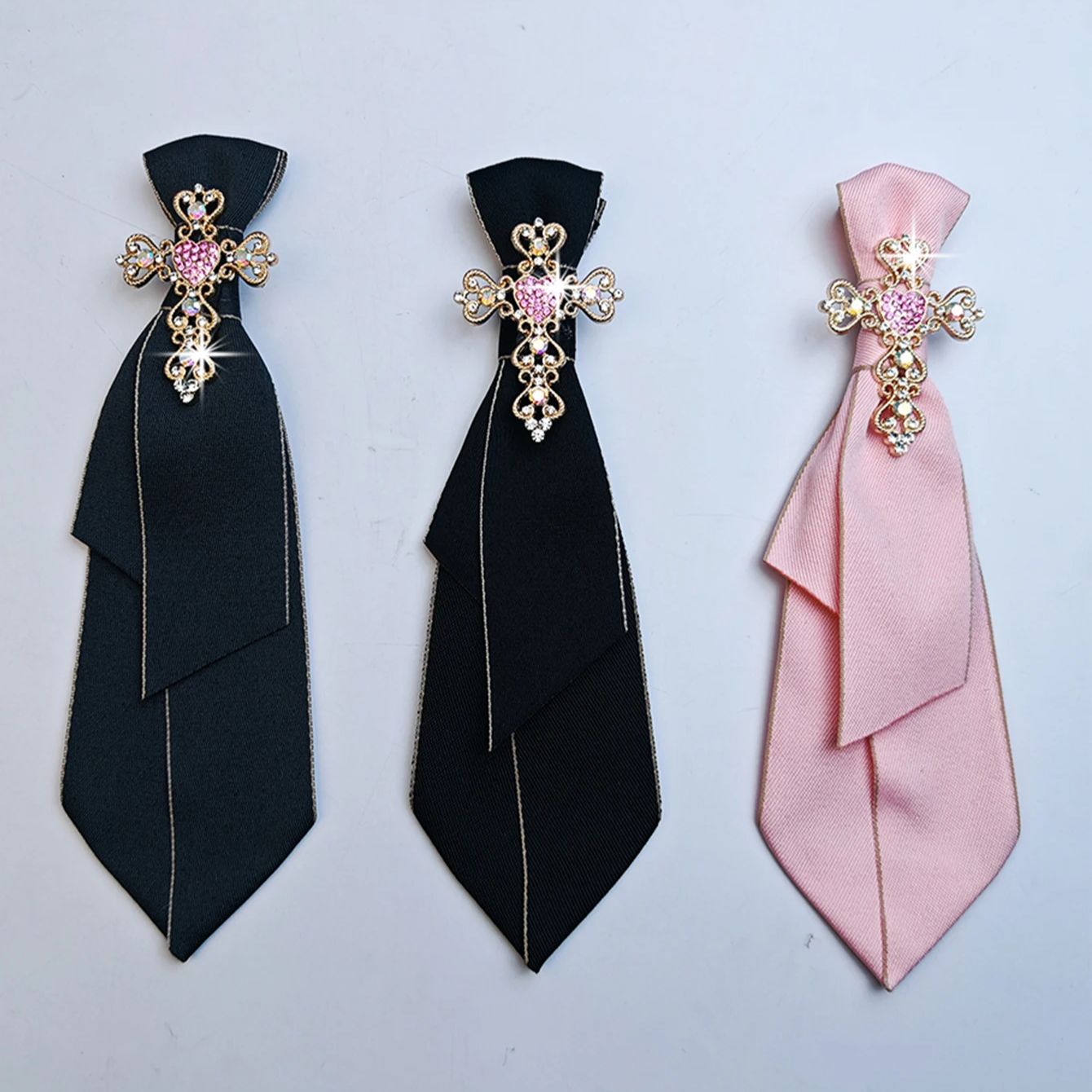 Une cravate nœud papillon pour femme, artisanale, noble et élégante, de style professionnel et universitaire, idéale pour la mode quotidienne, les réunions d'affaires, les spectacles, la présentation de programmes, le cosplay, etc.