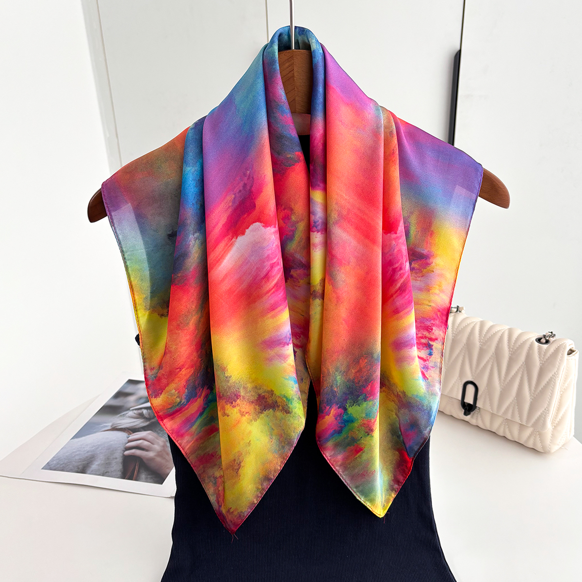 Foulard carré élégant pour femme en imitation soie à motif floral, bandana, écharpe, bandeau et cache-cou