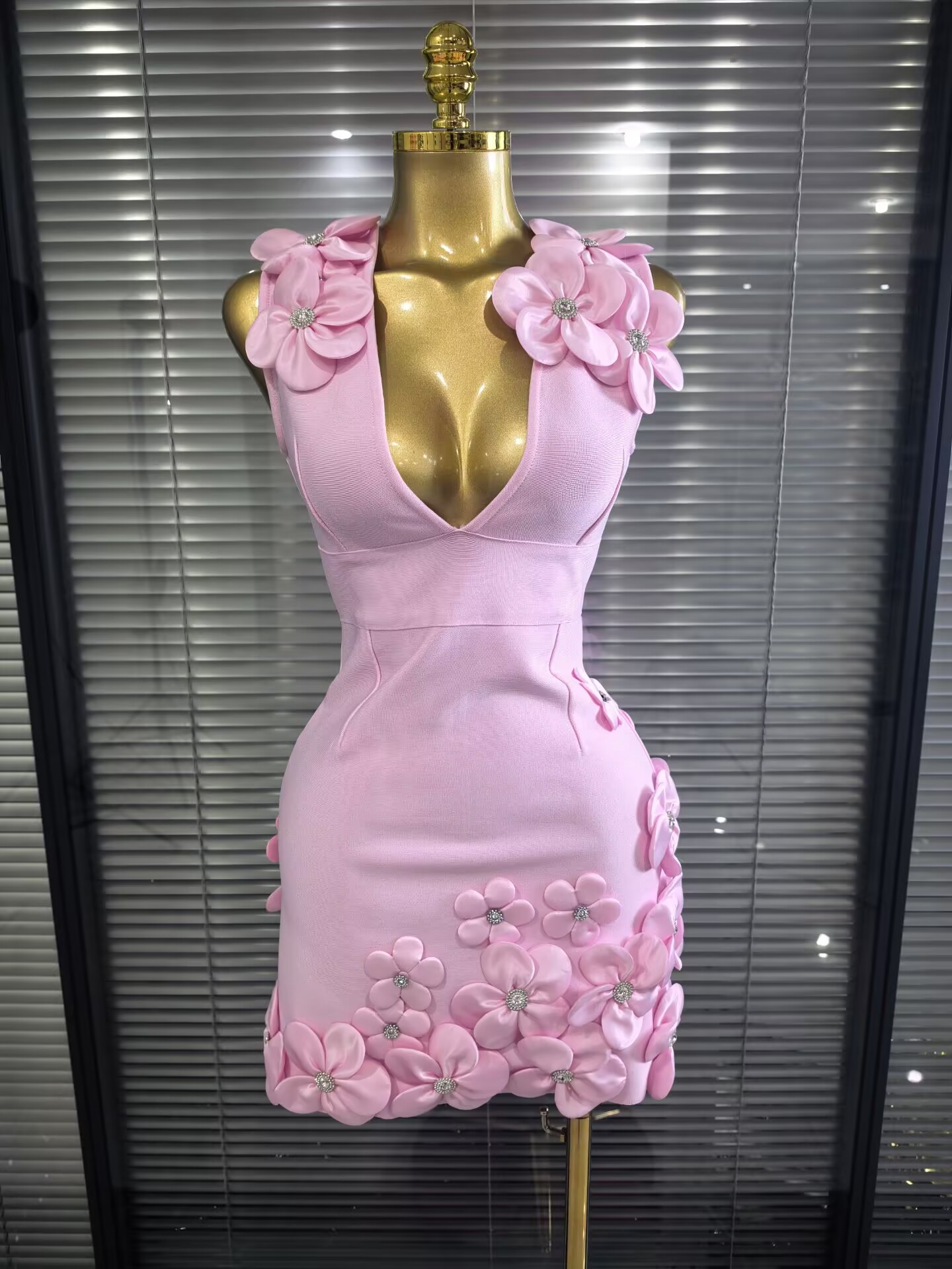 Noir blanc femmes sans manches Sexy col en v fleurs moulante Mini robe de pansement discothèque fête célébrer tenue de Cocktail robes