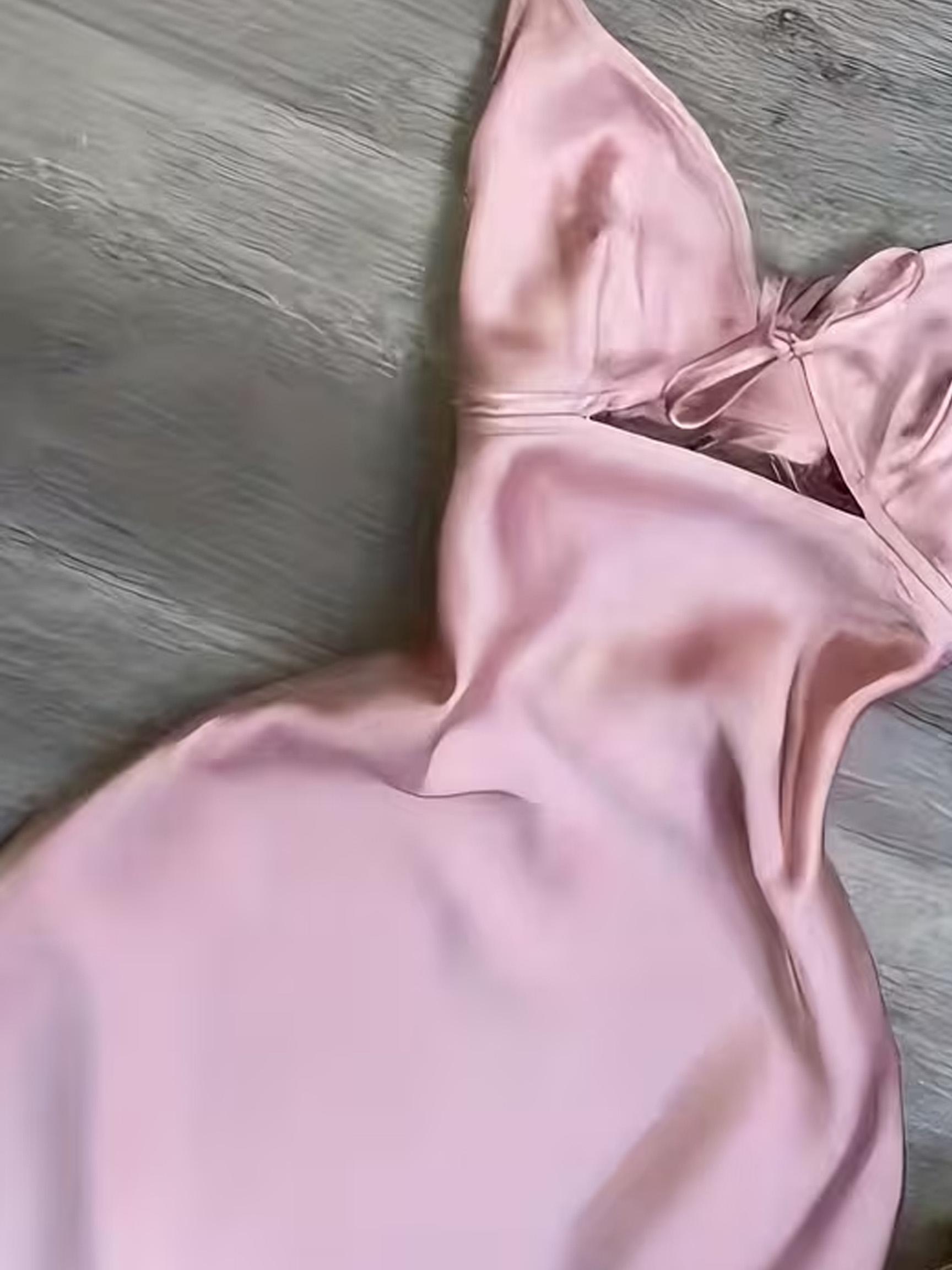 Robe midi décontractée pour femme en satin uni à fines bretelles, avec design à nouer super élégant et accrocheur, sexy et tendance