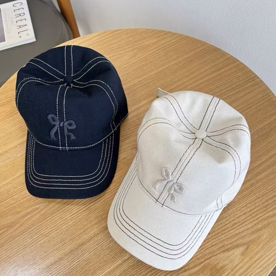 Casquette de baseball pour femme avec broderie 3D en forme de nœud — Chapeau de soleil mignon à calotte souple pour un look naturel ; Casquette polyvalente à visière bec de canard