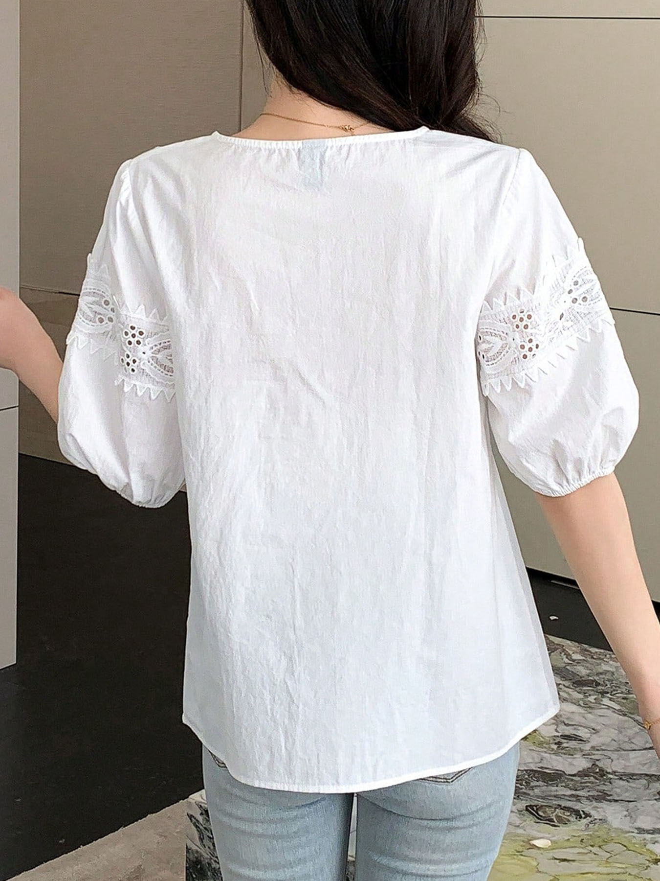 Chemise élégante pour femme 100 % coton, col rond, fermeture boutonnée, manches bouffantes avec broderie ajourée.
