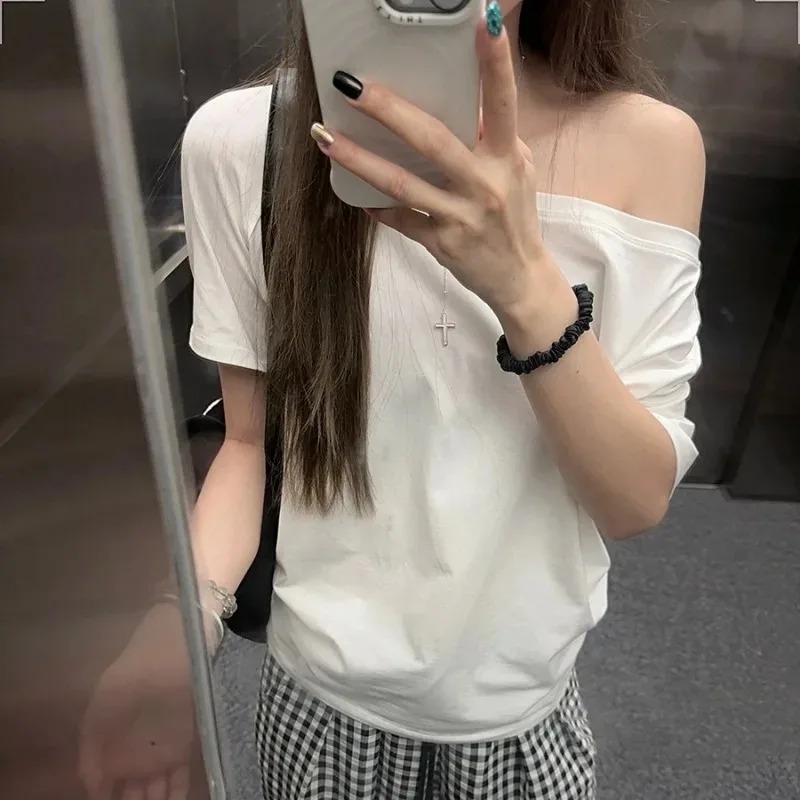 T-shirt asymétrique en coton 92% pour femme, col incliné, manches courtes, coupe ample, épaules dénudées, pour un style streetwear estival doux et respirant