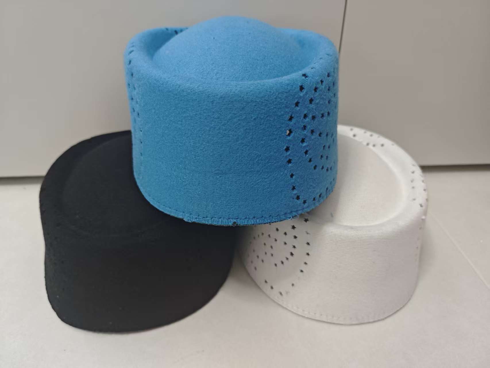 Chapeaux ethniques pour hommes, casquettes musulmanes noires et bleues, prière africaine Eid Ramadam, bérets malaisiens élégants, chapeau Kufi, Fedoras de fête 57cm