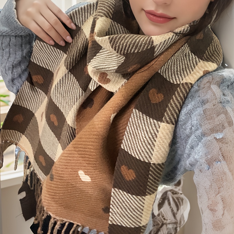 Une écharpe tendance pour femmes avec un motif en forme de cœur. L'écharpe de Noël est chaude et coupe-vent.