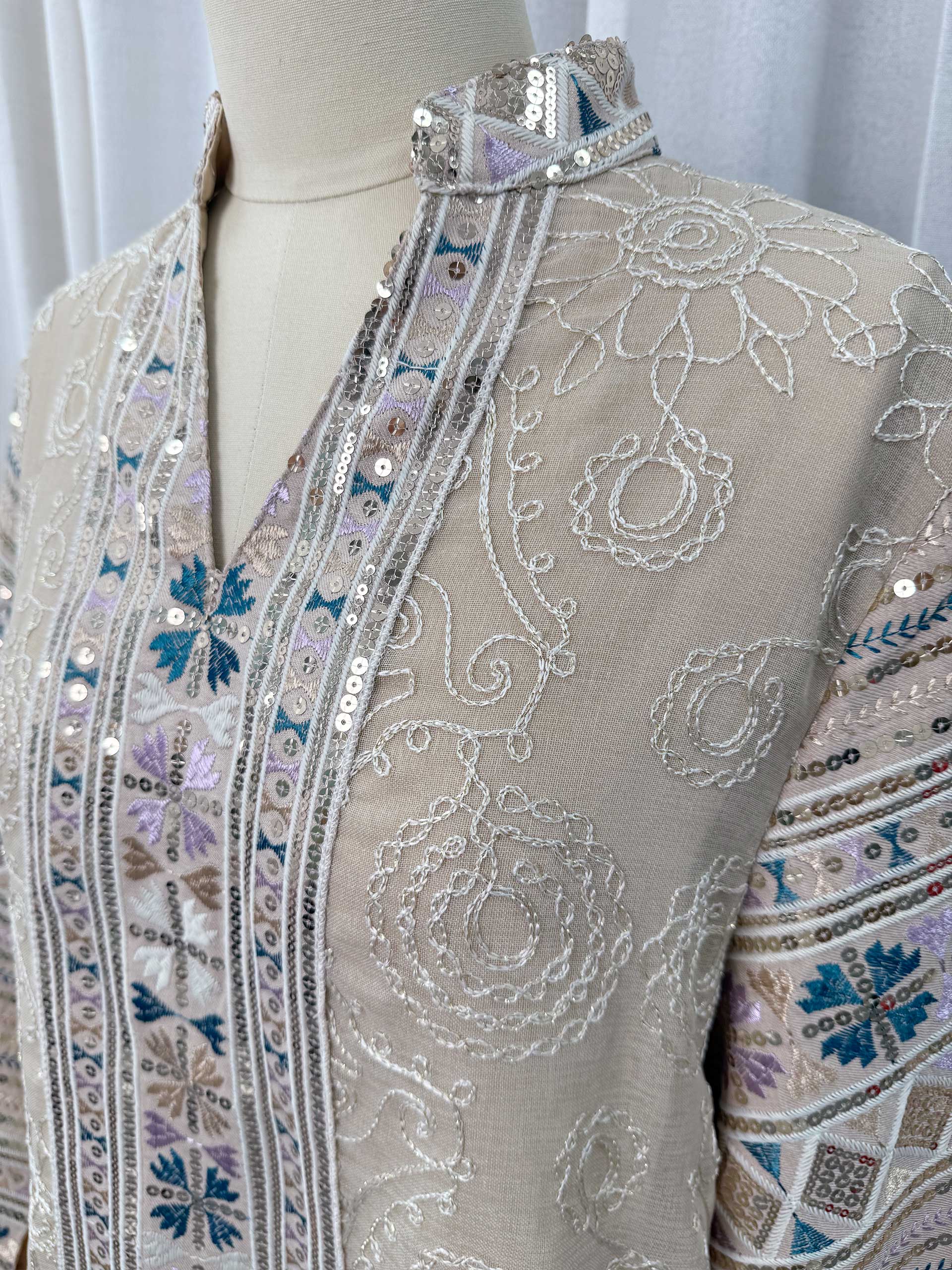 Nouvelle Abaya Islamique Modeste pour Femme, Robe Musulmane Multicolore Brodée et Pailletée Beige, Col Montant Élégant de Dubaï avec Pompon, Collection 2026