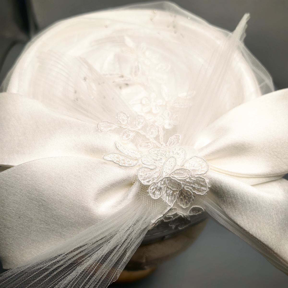 Chapeau blanc élégant pour Banquet de mariée, avec nœud supérieur, pour fête de thé, voile en dentelle, pilulier, casquette pour femmes, célébrité