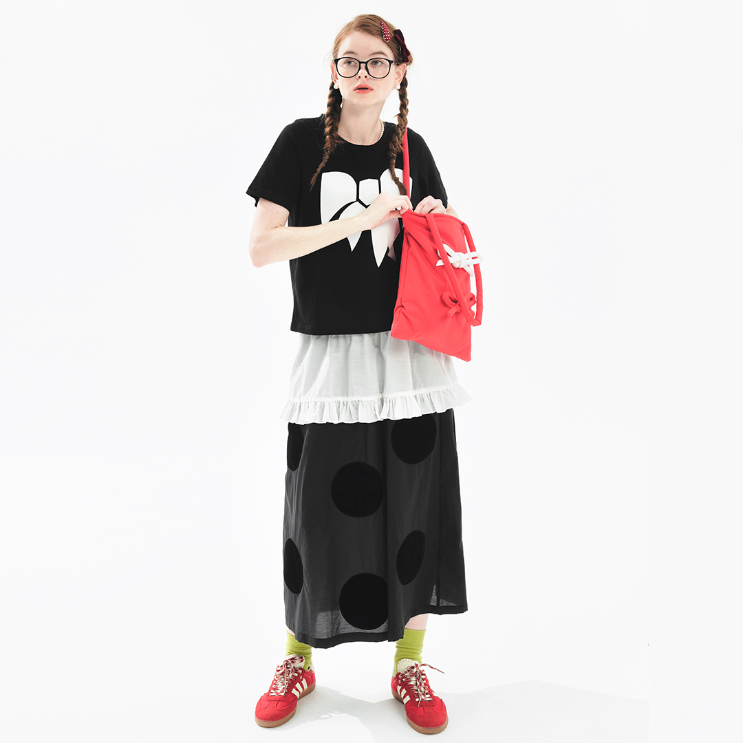 IMAKOKONI Vêtements féminins, t-shirts pour femmes, noir, manches courtes, imprimé nœud blanc, coupe ample, décontracté, haut pour femmes.
