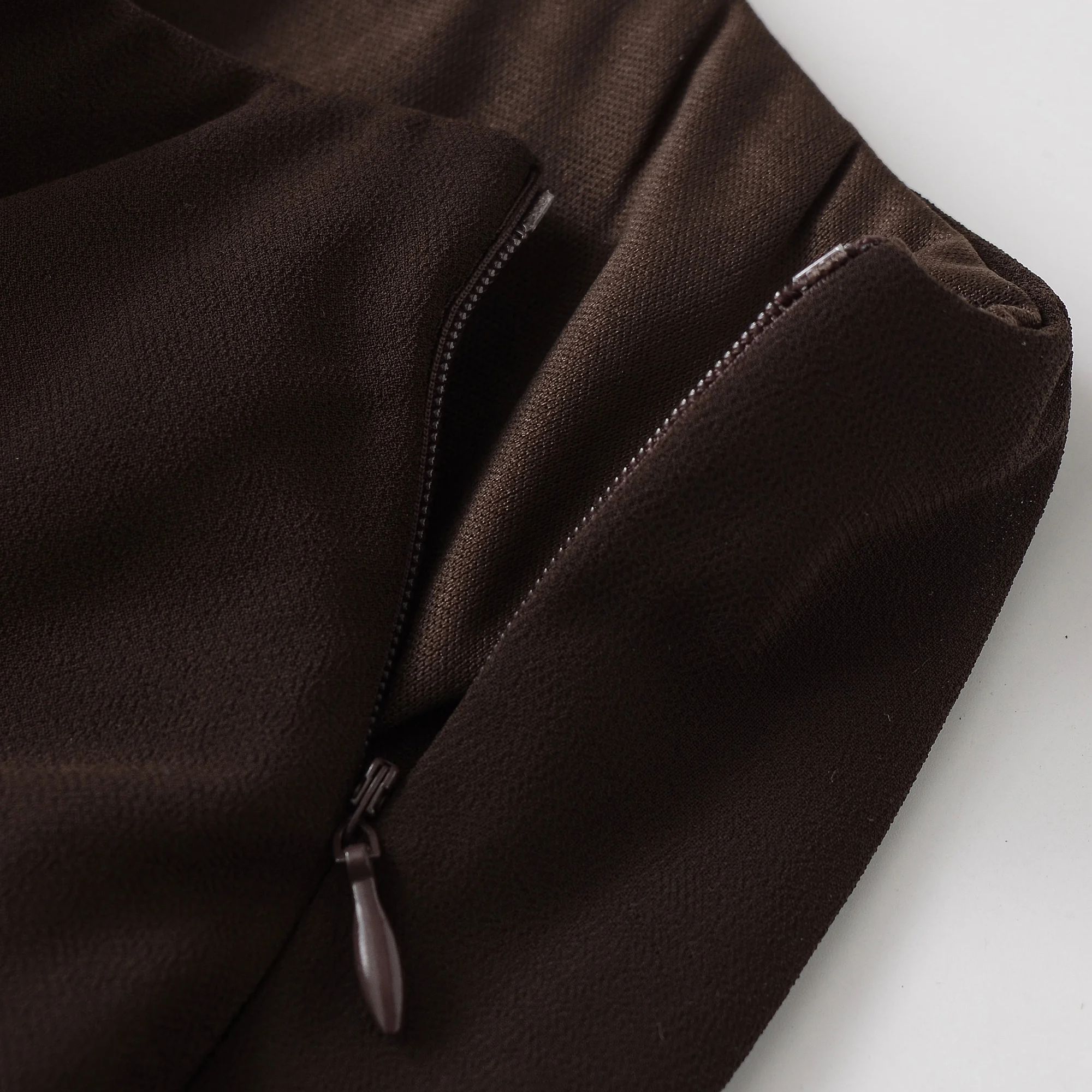 Jupe longue vintage marron à volants, élégante, pour soirée, trajet quotidien, style urbain moderne, mode streetwear, collection Printemps 2026 pour femme