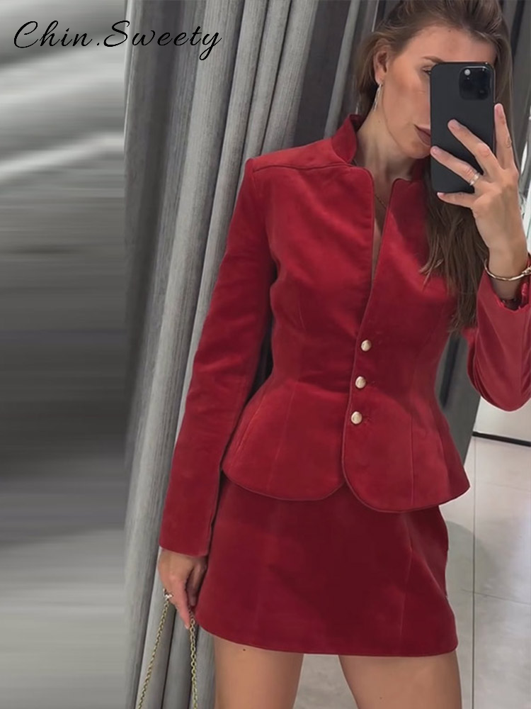 Ensemble élégant pour femme : Manteau en velours rouge à col montant et manches longues, taille cintrée, et mini-jupe ajustée aux hanches, collection 2026