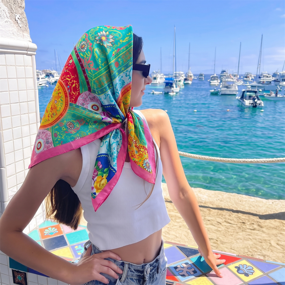 Foulard carré en satin 90 cm pour femmes, imprimé floral rétro coloré, bandana léger, foulard polyvalent, mode de vacances