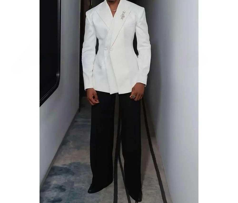 Costume Homme Tendance 2 Pièces : Veste Blanche et Pantalon Noir, Deux Boutons, Revers Pointus, Haute Qualité, Idéal Banquets et Cérémonies, Tenue de Célébrité Masculine