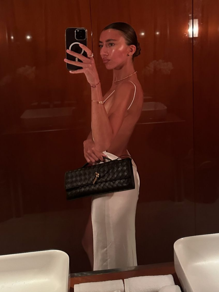 Robe longue en satin à fines bretelles pour femme, chic, unie, col en V, sans manches, avec fente haute, pour soirée 2026