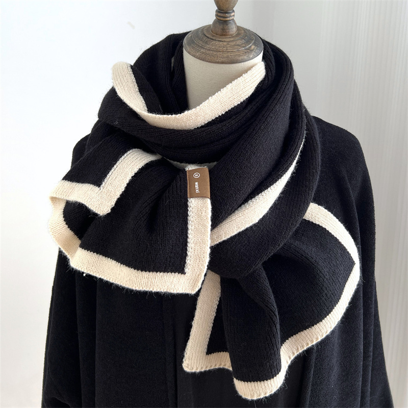 Écharpe assortie de couleur noir et blanc, nouveau style d'hiver, bordure de haute qualité, design de niche en laine tricotée, polyvalent pour garçons et filles, 2024