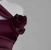 Une robe longue fendue pour dames élégantes, longue rouge qui serre la taille et amincissante