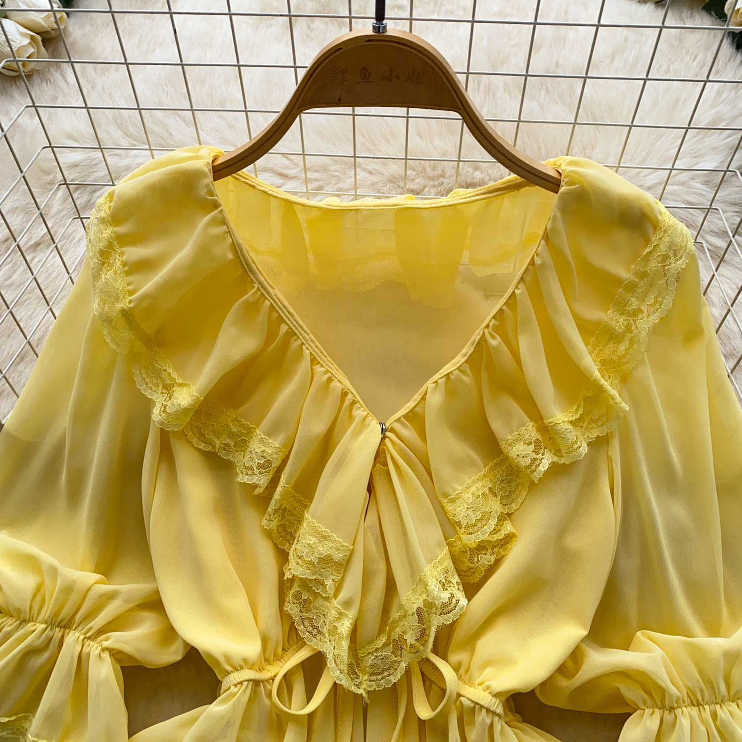 Chemisier en dentelle pour femme, style européen, col en V, manches à volants, coupe ajustée, élégant, pour le bureau, BL421