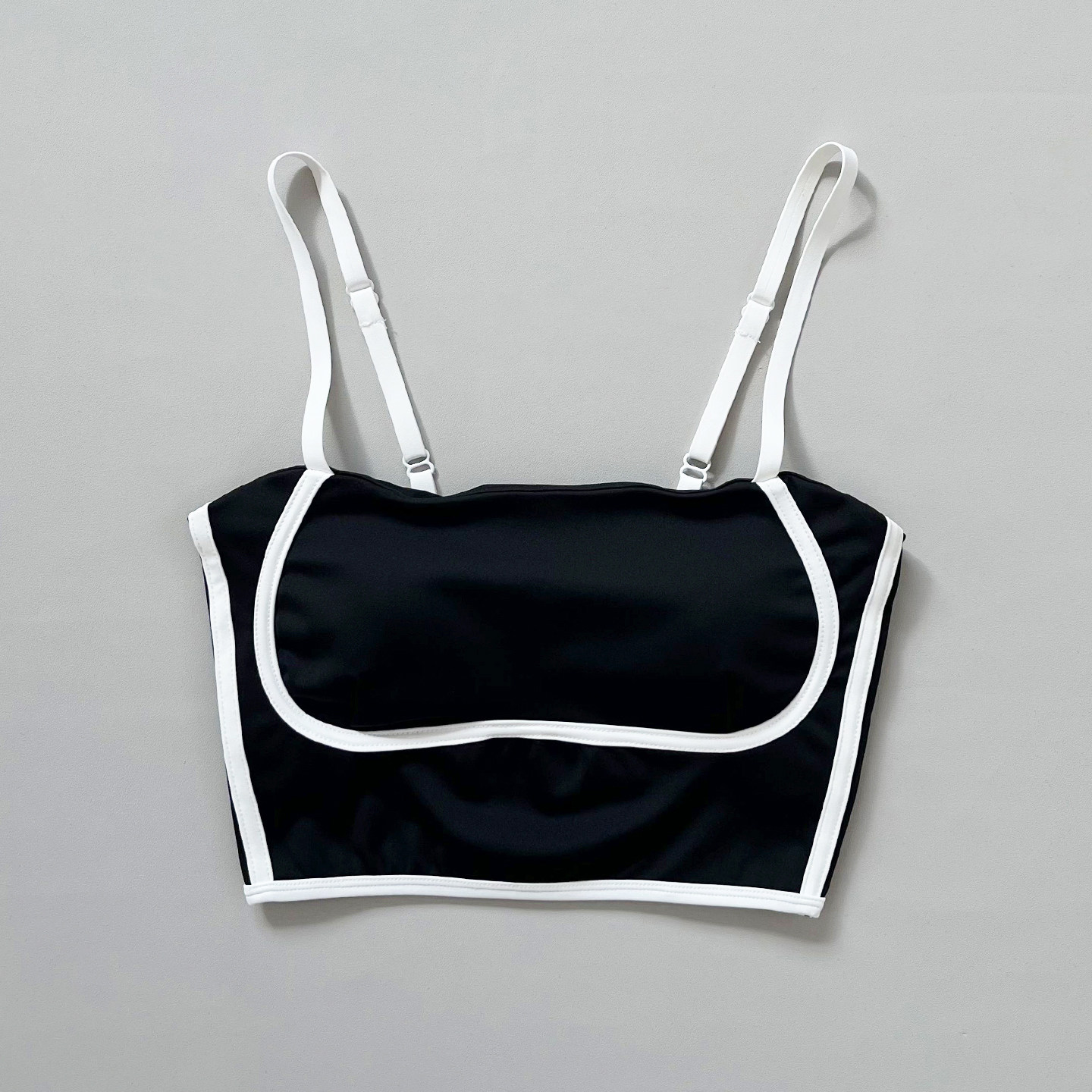 Nouveau débardeur de sport pour femme avec coussinets de soutien-gorge intégrés pour la course à pied, le yoga, le pilates et l'entraînement en salle de sport