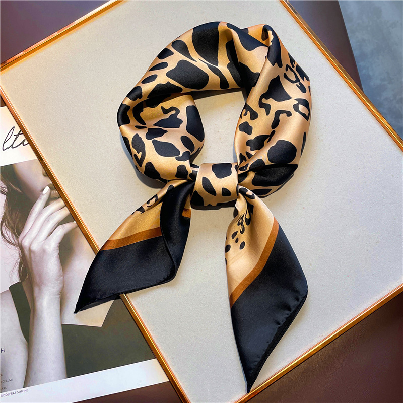 Marque de luxe imprimé léopard femmes Imitation soie écharpe carré femmes cou foulards foulard plage bandeau de cheveux femmes Bandana