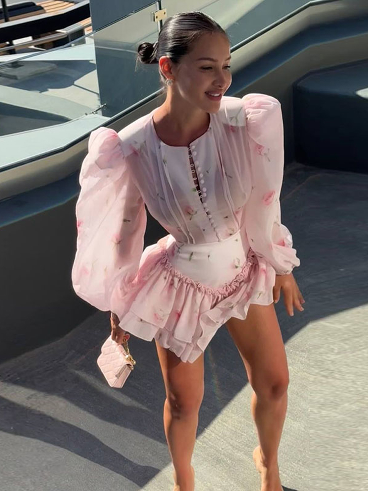 Robe Courte Femme Imprimé Rose Manches Longues Bouffantes Mini Robe en Maille Transparente à Volants Boutonnée sur le Devant pour Fête Féerique Tenue d'Été