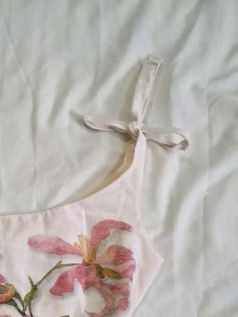 Haut cami vintage pour femmes, imprimé floral rose, à une épaule, avec bretelles à nouer, ourlet évasé, style cottagecore bohème, sans manches, décontracté, pour l'été.