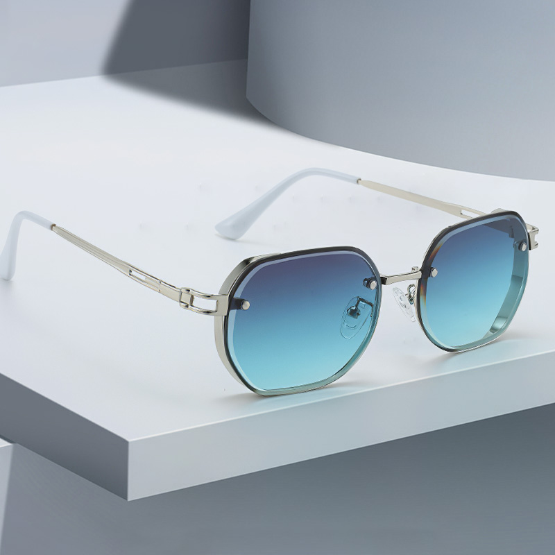 Lunettes de soleil pour femmes, monture noire, bordure dorée, verres noirs, lunettes de soleil à la mode, décoration, nouveau, 2025