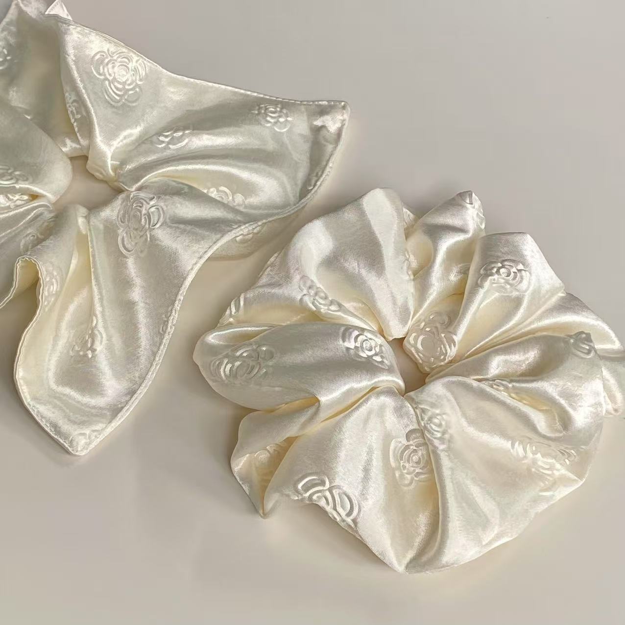 Écharpe carrée en satin blanc crème camélia haut de gamme, style scrunchie, accessoires de cheveux pour femmes, élégance et tempérament