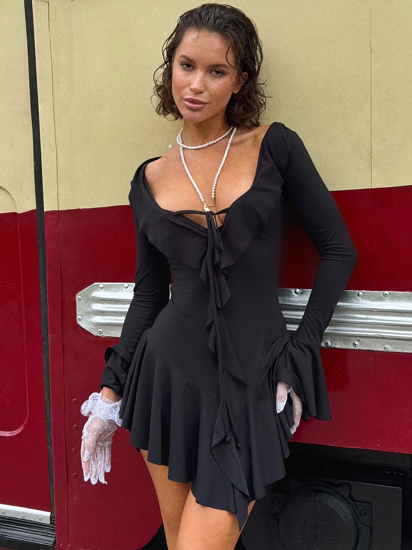 Robe décontractée élégante pour femmes, col en V profond, manches évasées, dentelle à volants, plissée, courte, à la mode, printemps 2025