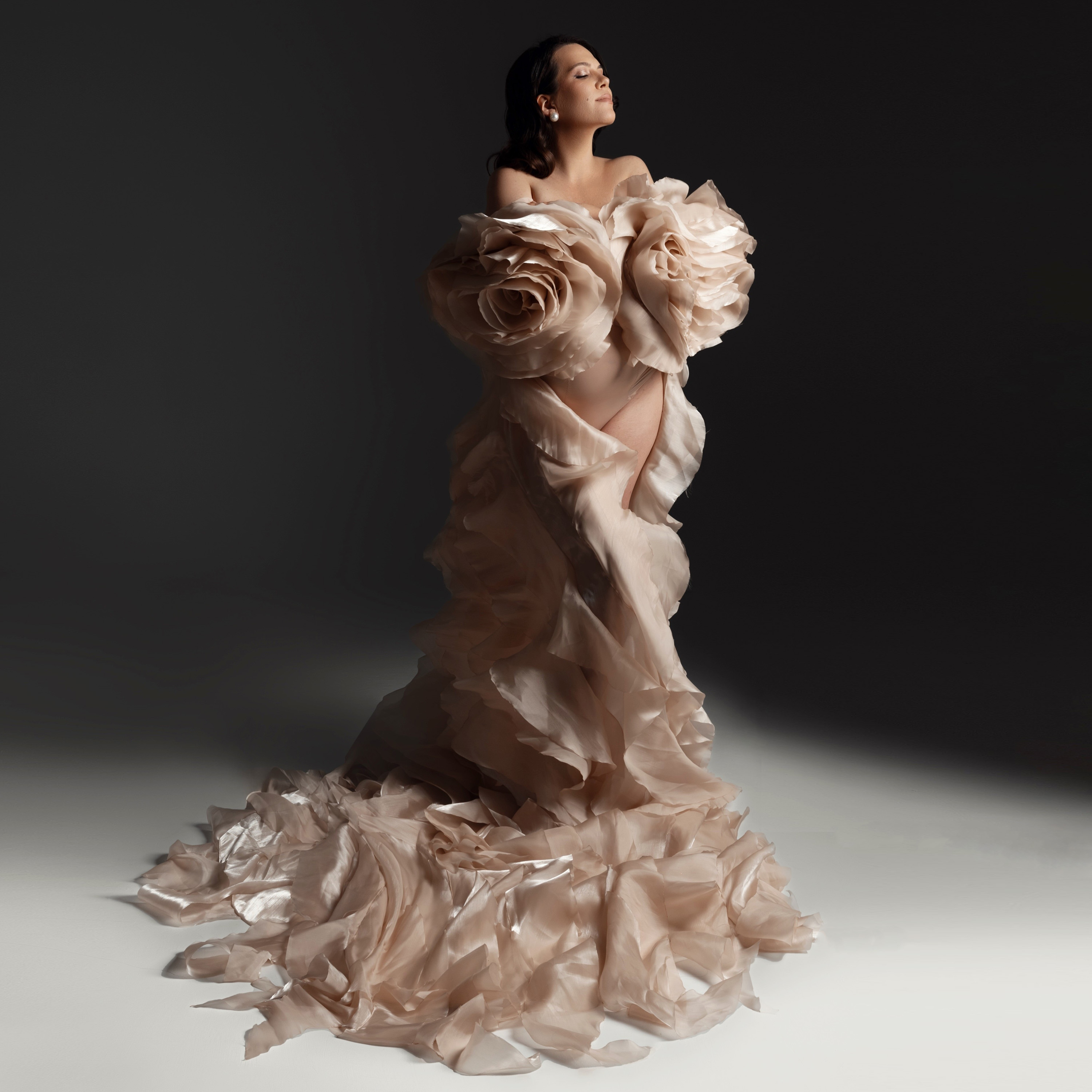 Robe de maternité personnalisée en organza à volants, épaules dénudées, avec grande fleur de rose 3D et longue traîne, tenue pour séance photo de grossesse