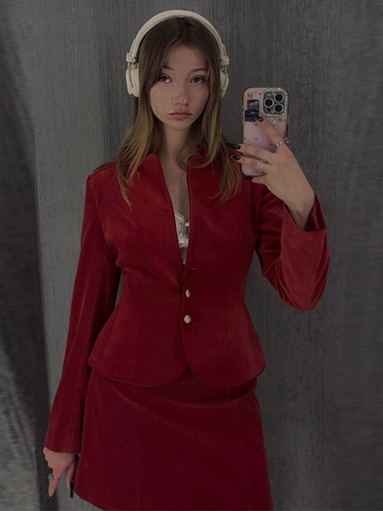 Ensemble élégant pour femme : Manteau en velours rouge à col montant et manches longues, taille cintrée, et mini-jupe ajustée aux hanches, collection 2026
