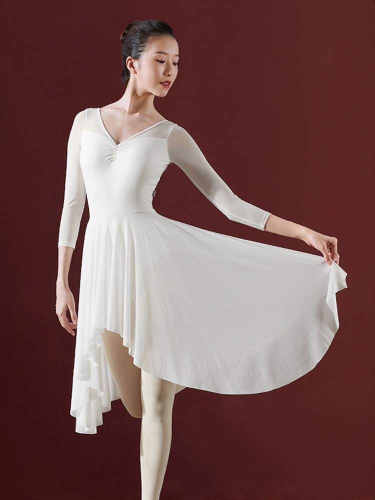 La robe une pièce de ballet chinois est éthérée et gracieuse, présentant une danse d'une pratique pour adultes dans une robe en gaze
